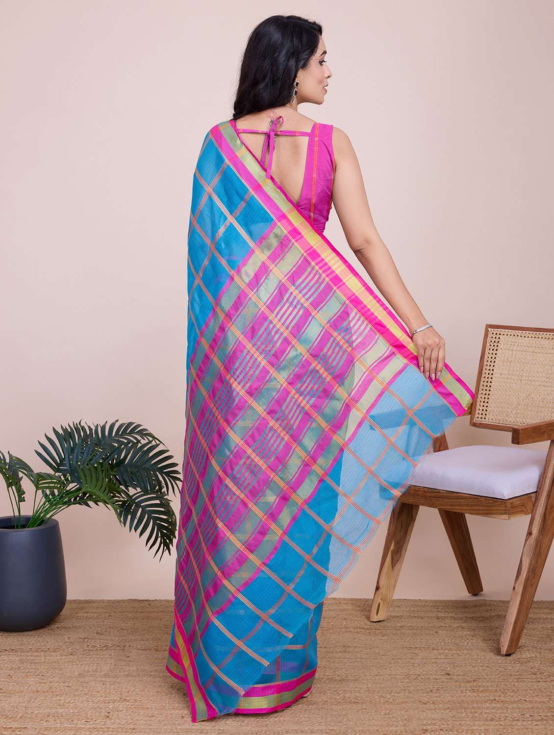 women checkered bordered saree with blouse - 22187805 -  Standard Image - 3