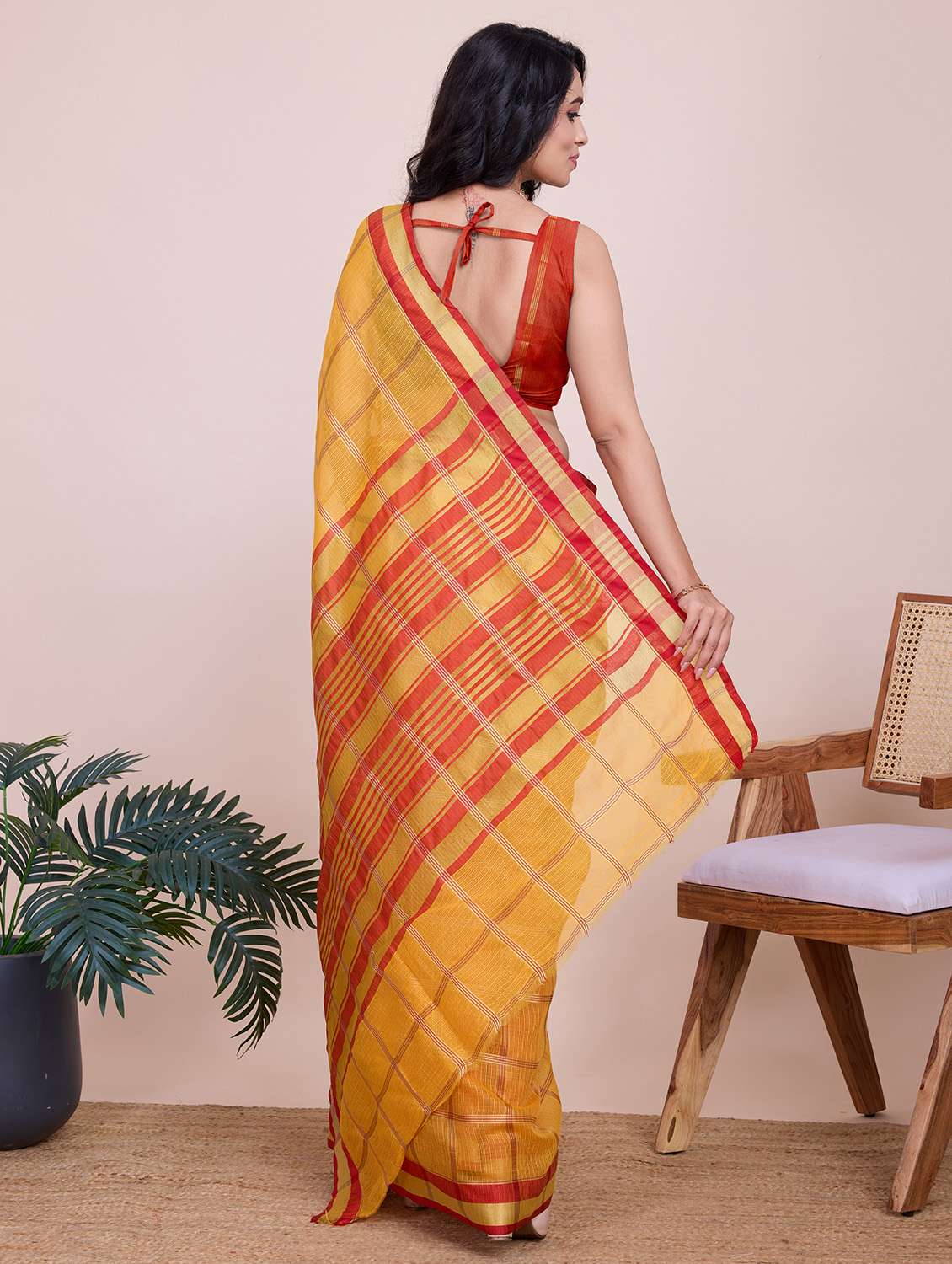 women checkered bordered saree with blouse - 22187806 -  Standard Image - 3