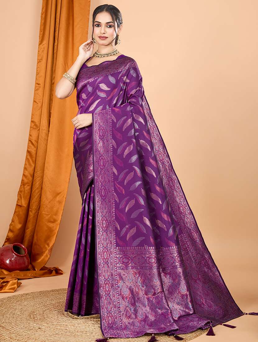 women self design bordered saree with blouse