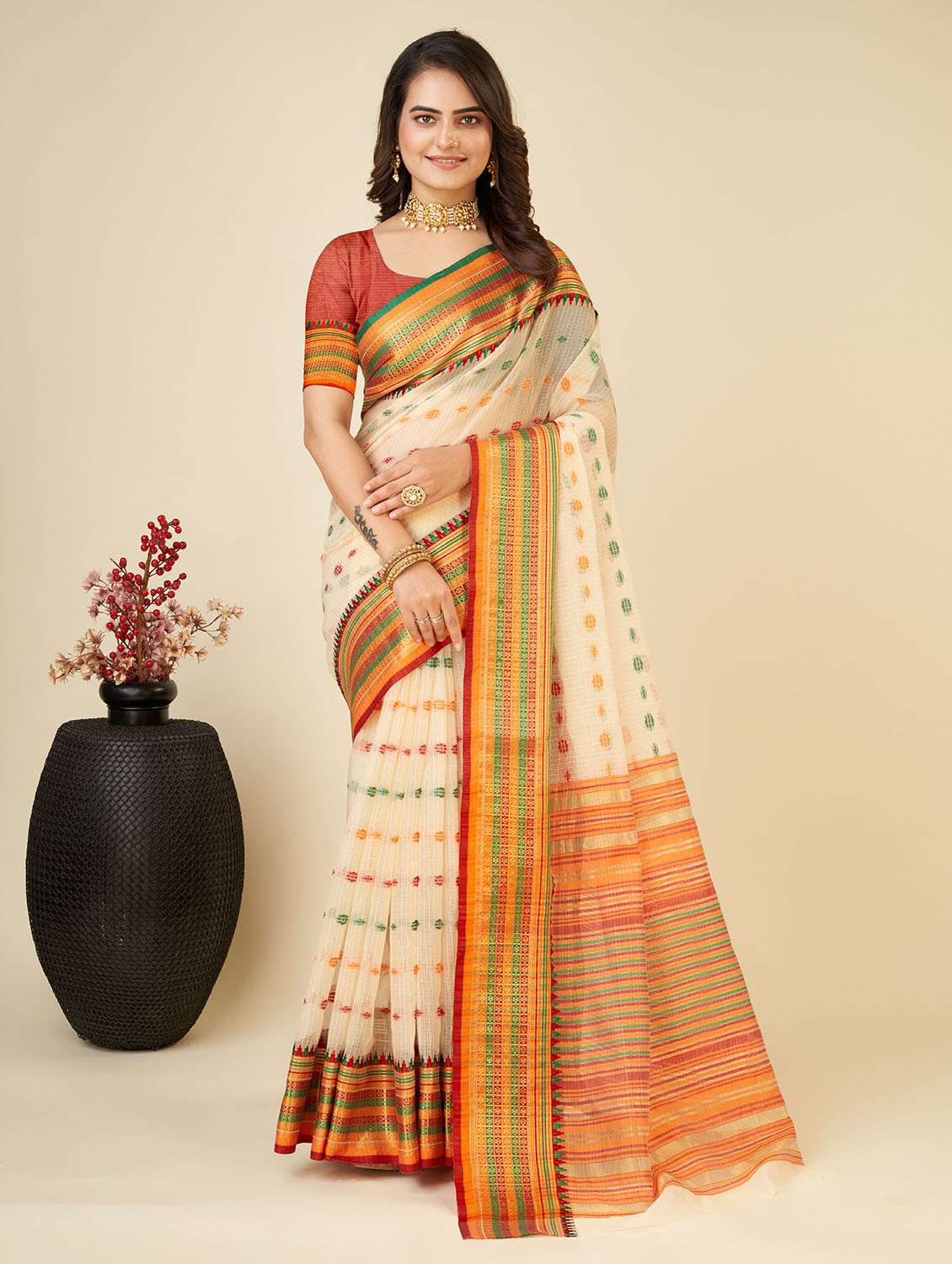 women self design bordered saree with blouse