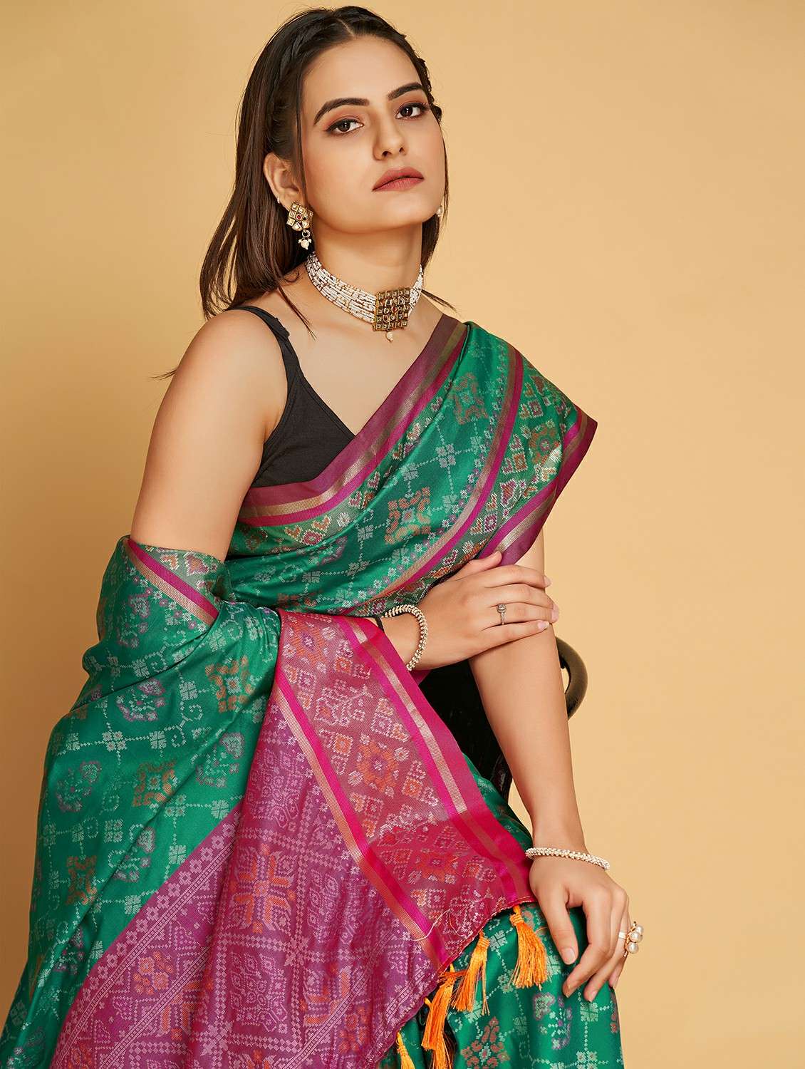 women self design patola saree with blouse - 22187900 -  Standard Image - 3