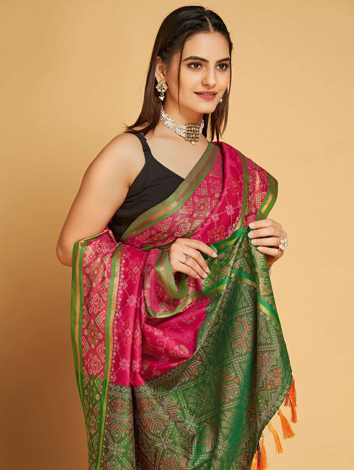 women self design patola saree with blouse - 22187902 -  Standard Image - 3
