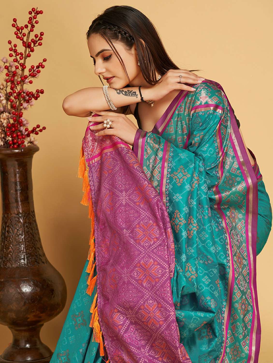 women self design patola saree with blouse - 22187903 -  Standard Image - 3