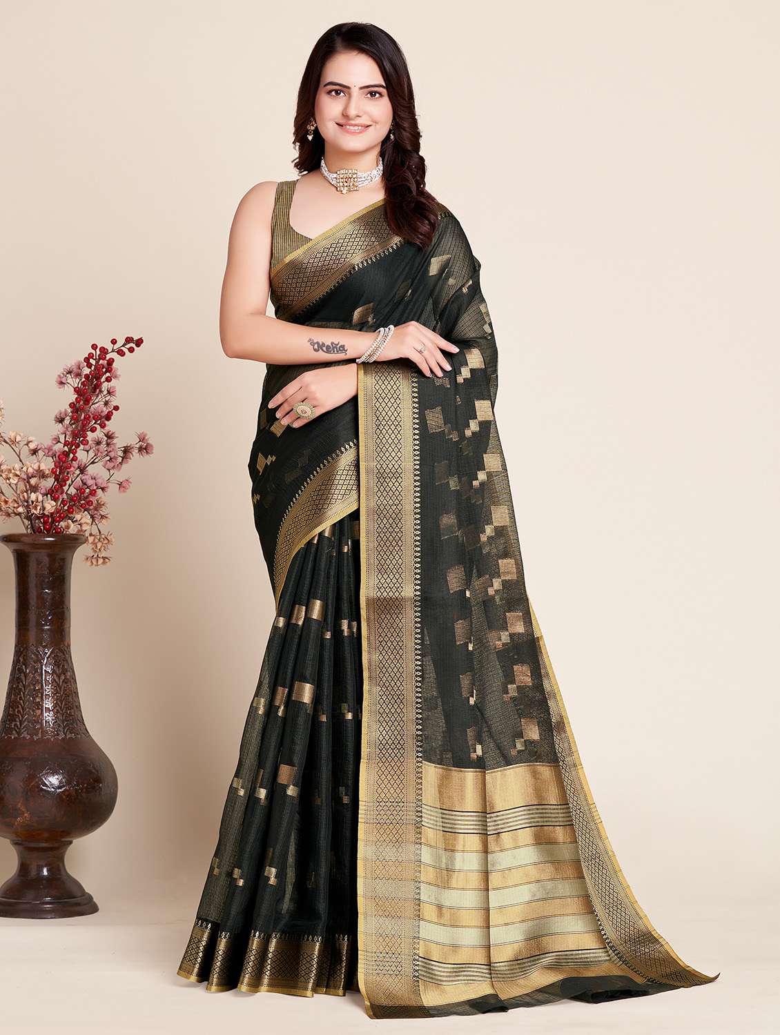 women self design bordered saree with blouse