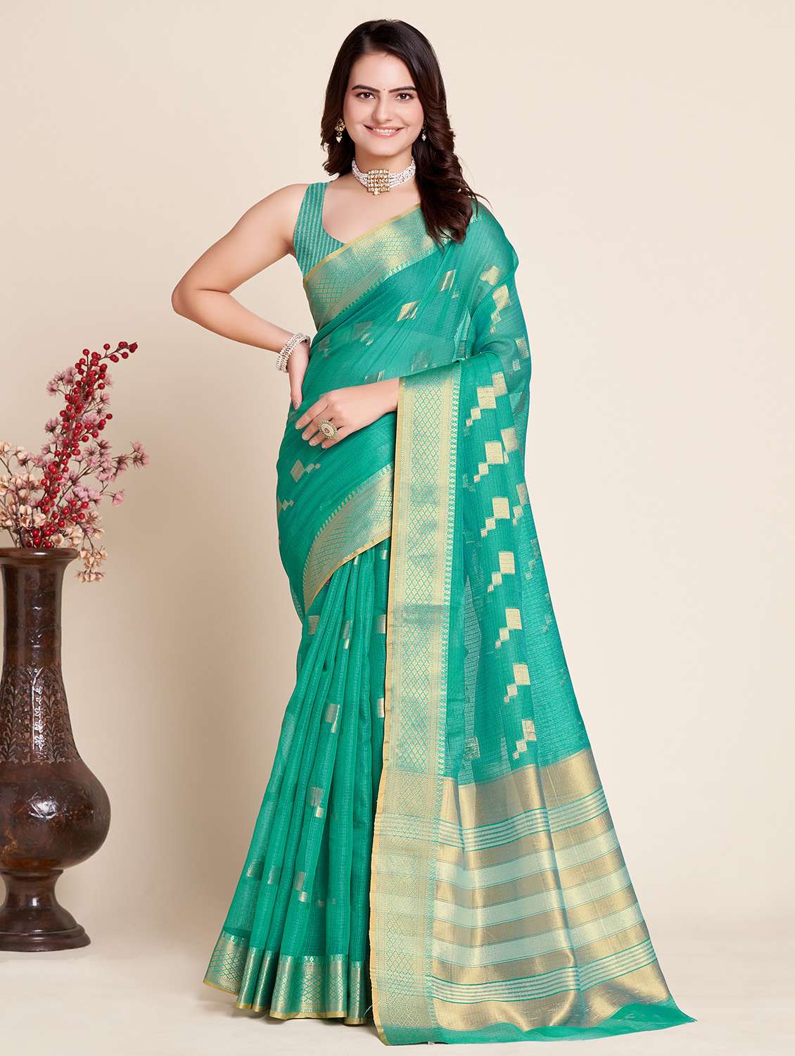 women self design bordered saree with blouse