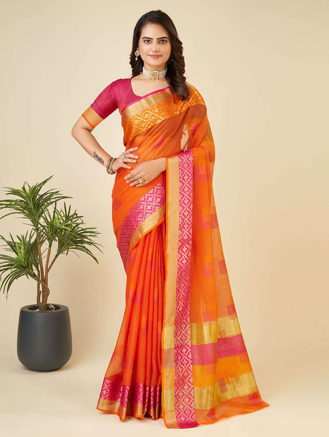 women self design bordered saree with blouse
