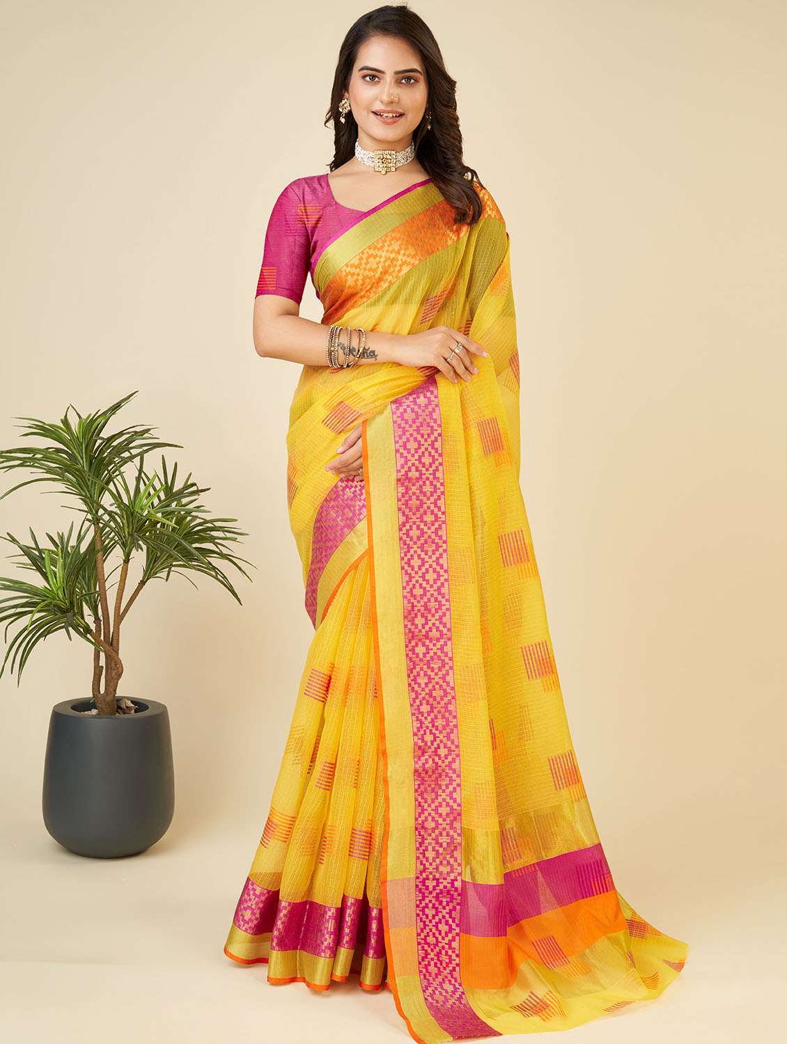 women self design bordered saree with blouse
