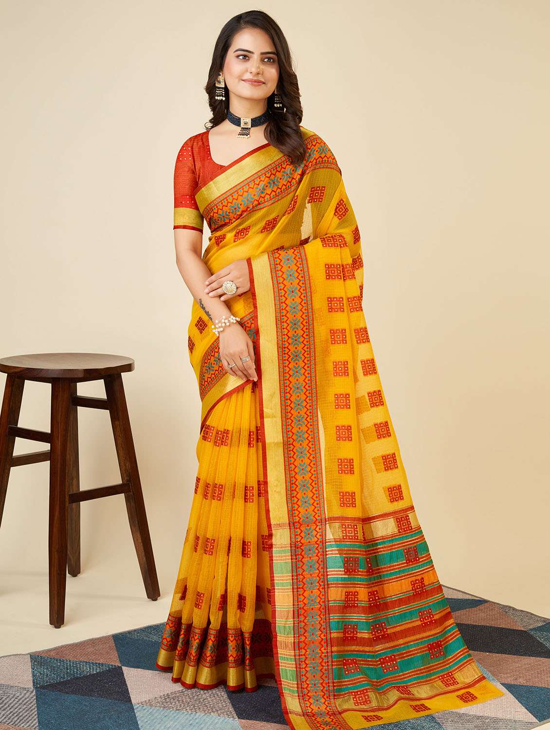 women self design bordered saree with blouse