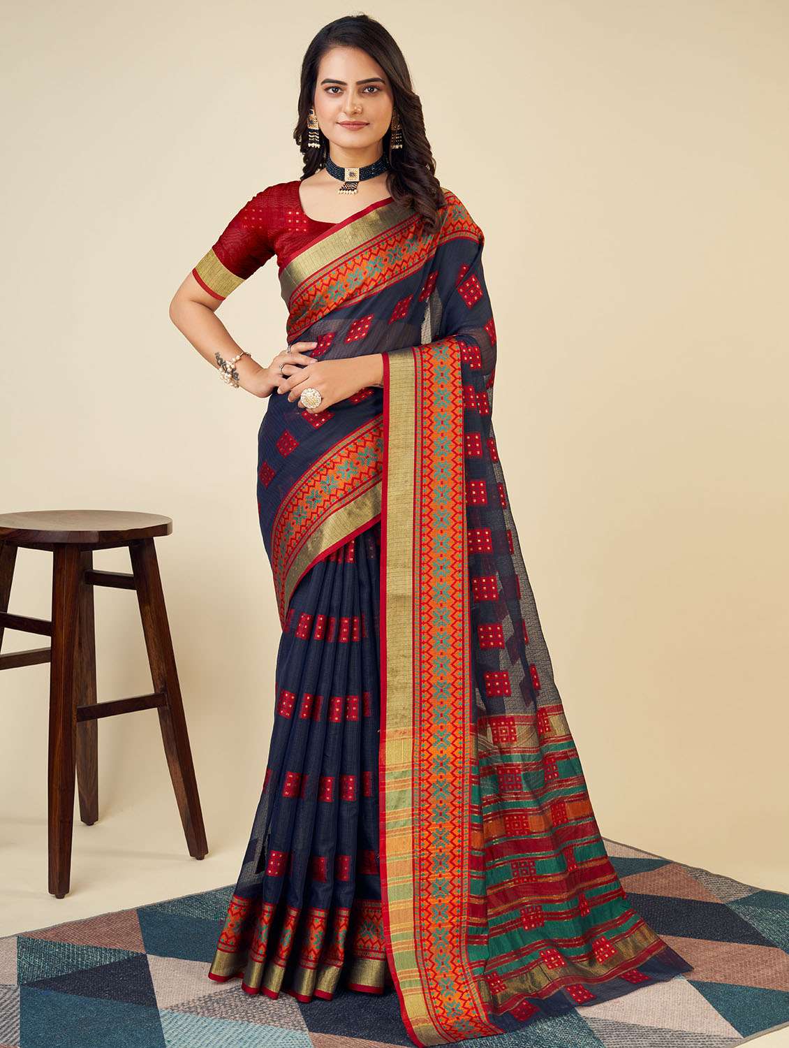 women self design bordered saree with blouse