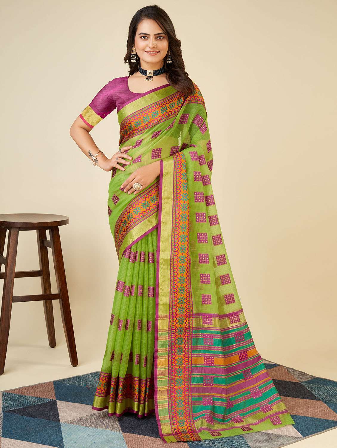 women self design bordered saree with blouse