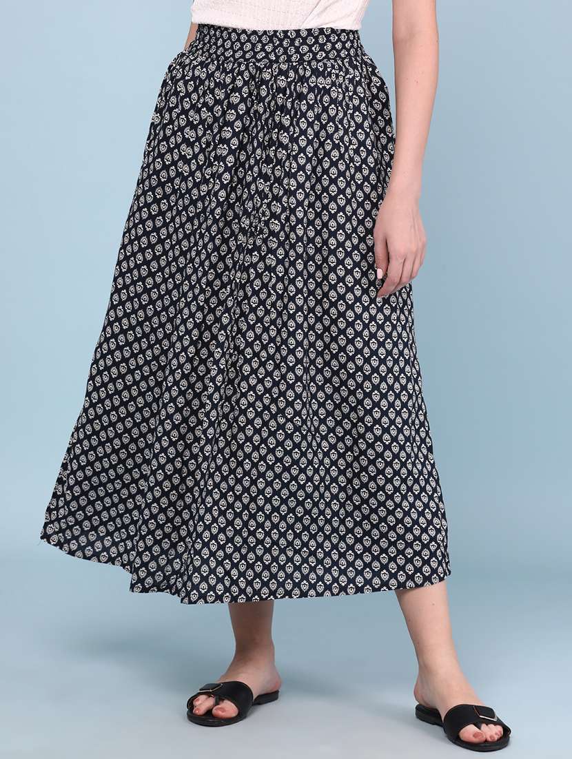 women printed mid rise flared skirt