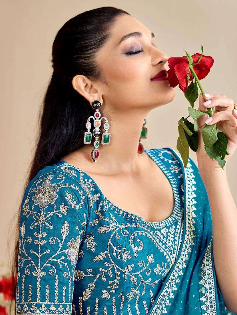 women bandhani printed saree with blouse - 22217985 -  Standard Image - 3