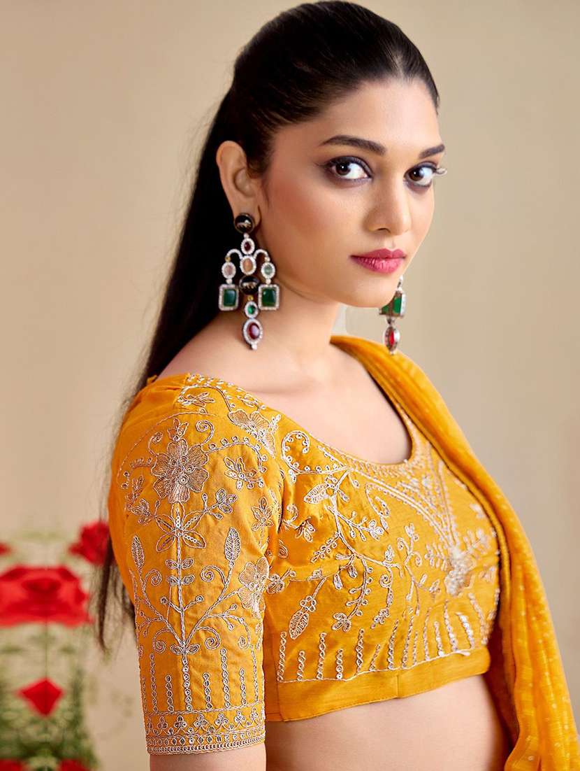 women bandhani printed saree with blouse - 22217987 -  Standard Image - 3