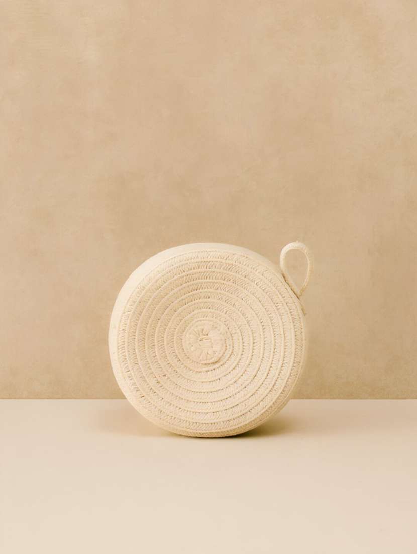 women round white jute sling bag - 22225220 -  Standard Image - 3