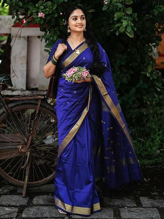 women self design bordered saree with blouse