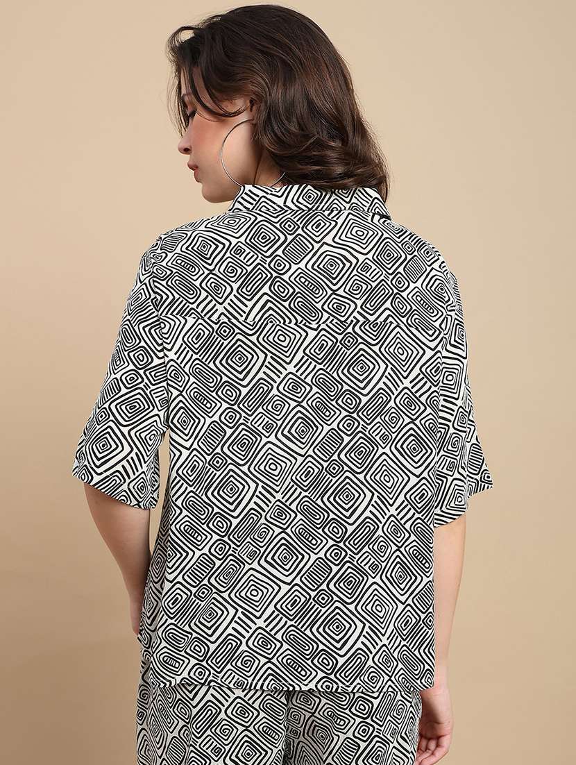 women printed short sleeve relaxed fit top - 22227477 -  Standard Image - 3