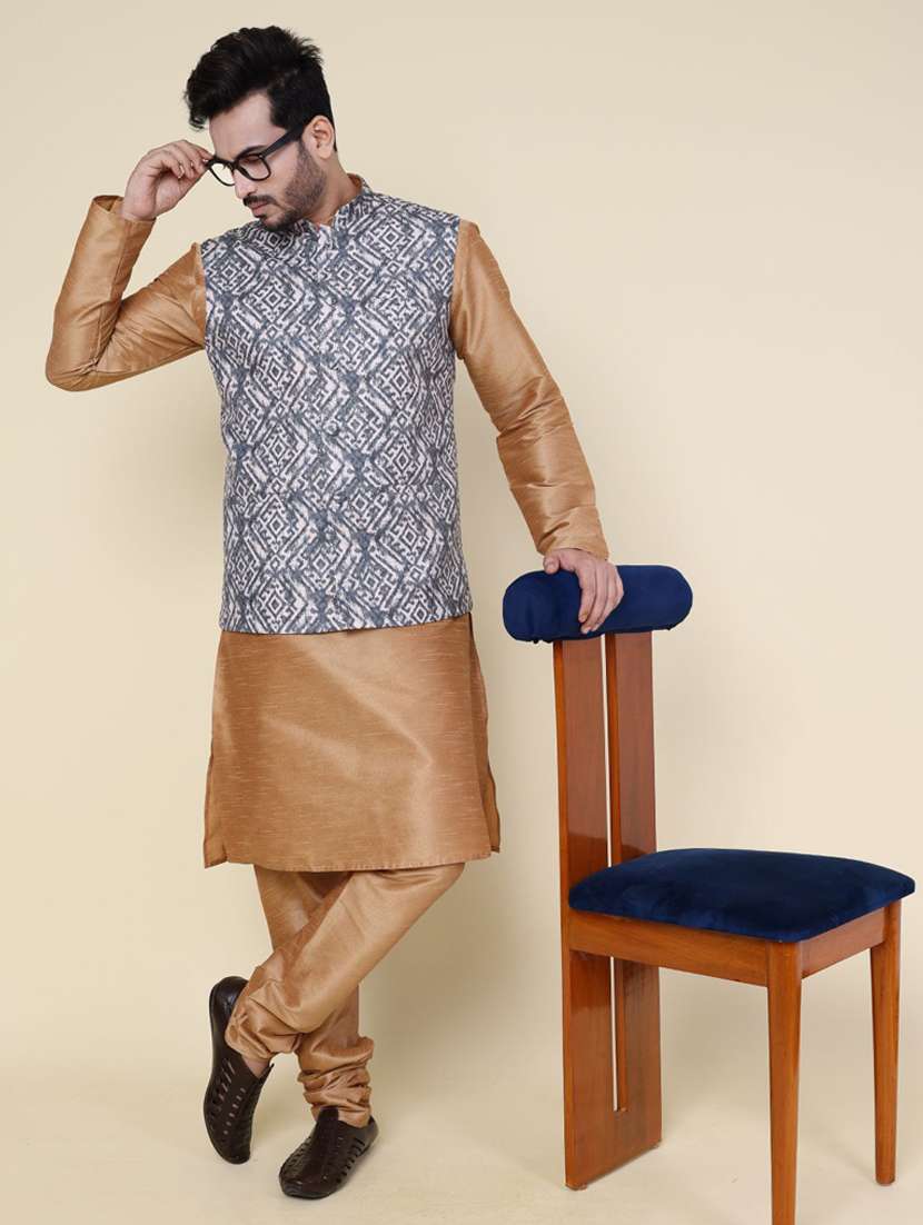 men solid mandarin neck kurta pyjama with jacket ethnic wear set