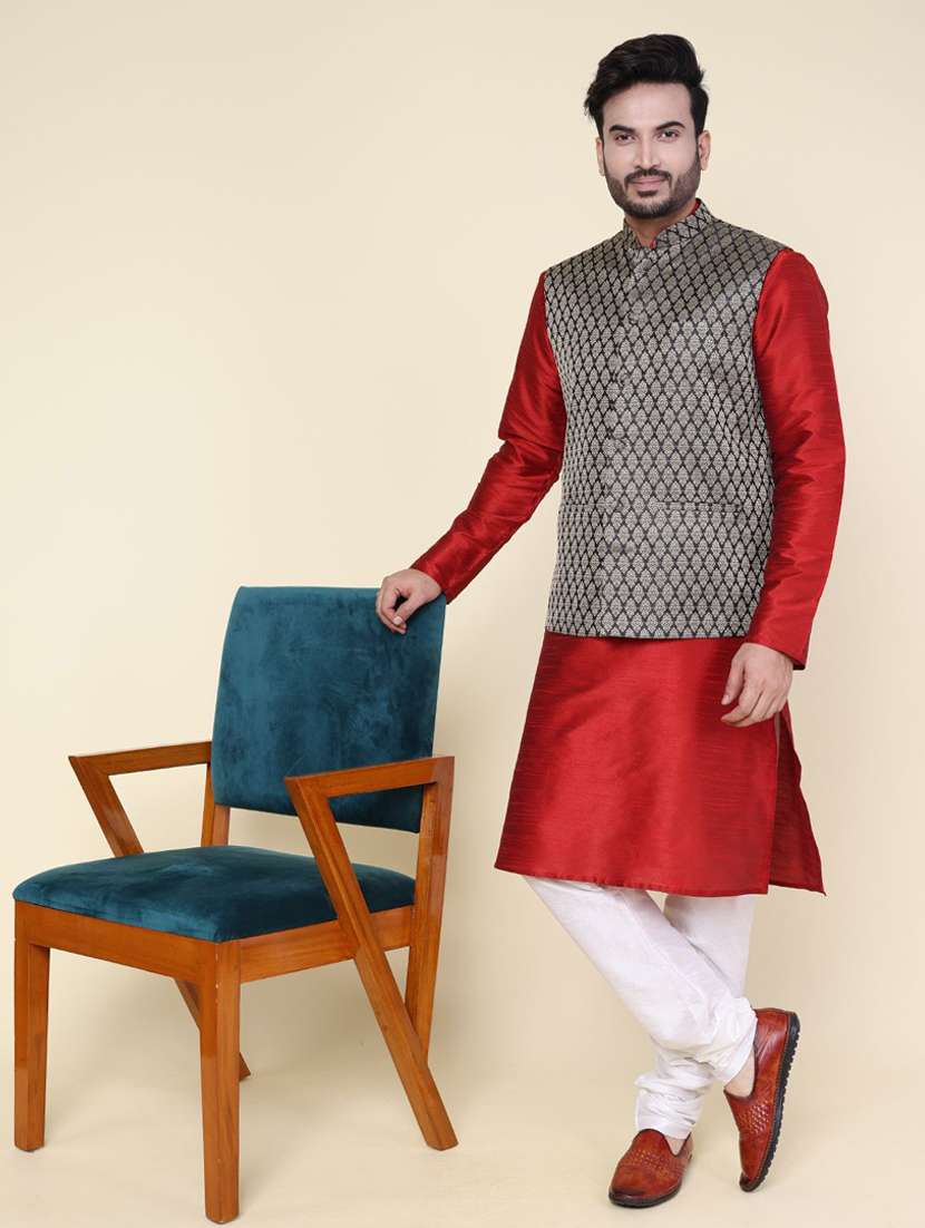 men solid mandarin neck kurta pyjama with jacket ethnic wear set