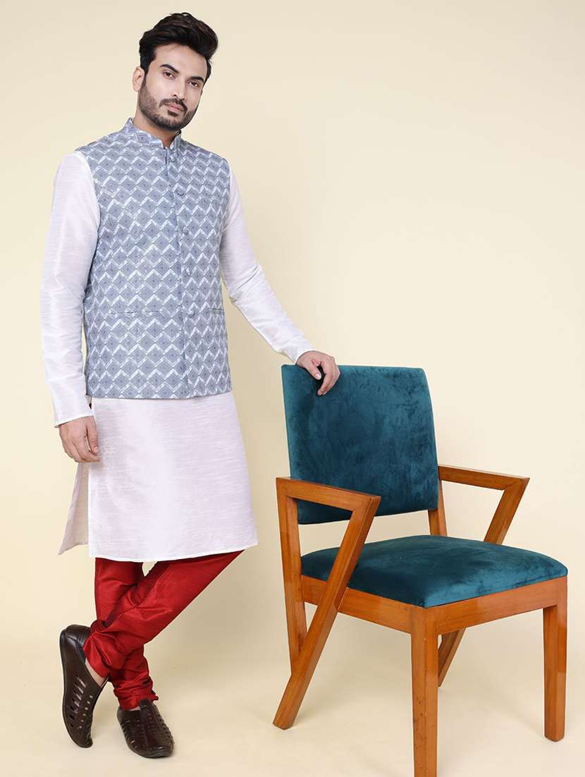 men solid mandarin neck kurta pyjama with jacket ethnic wear set