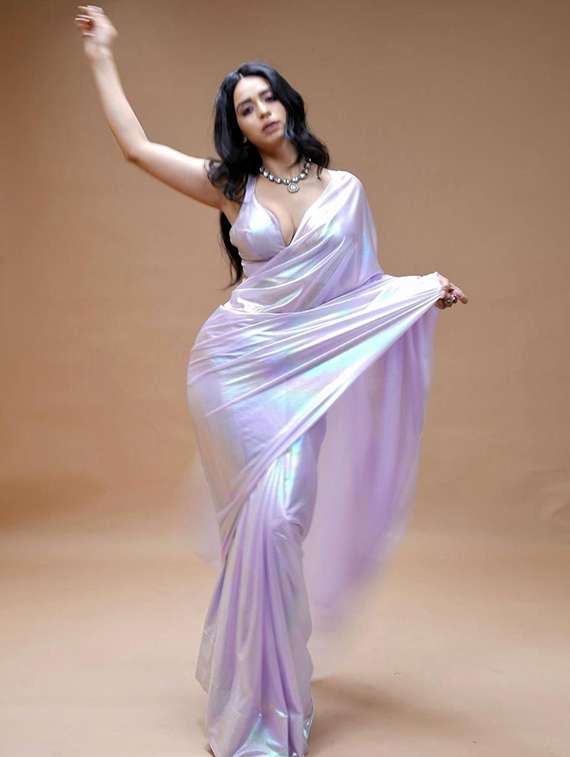 women solid plain saree with blouse