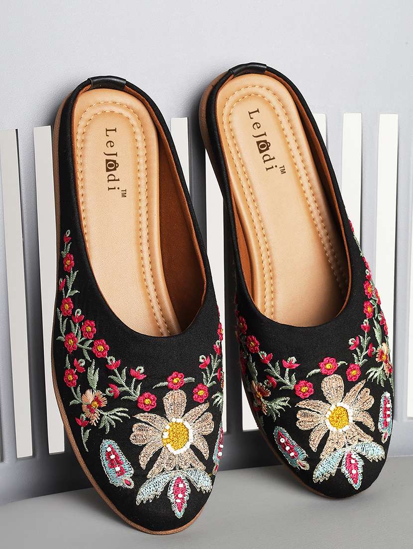 women embroidered slip on mojari