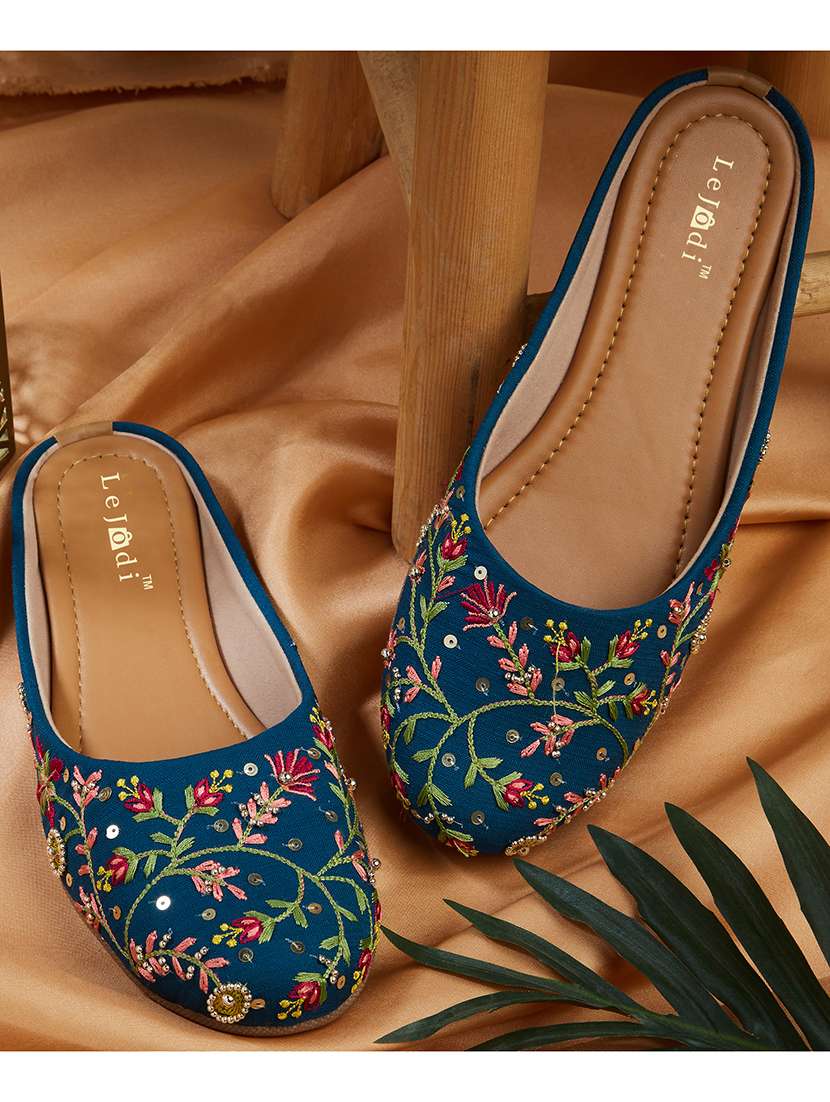 women embroidered slip on mojari