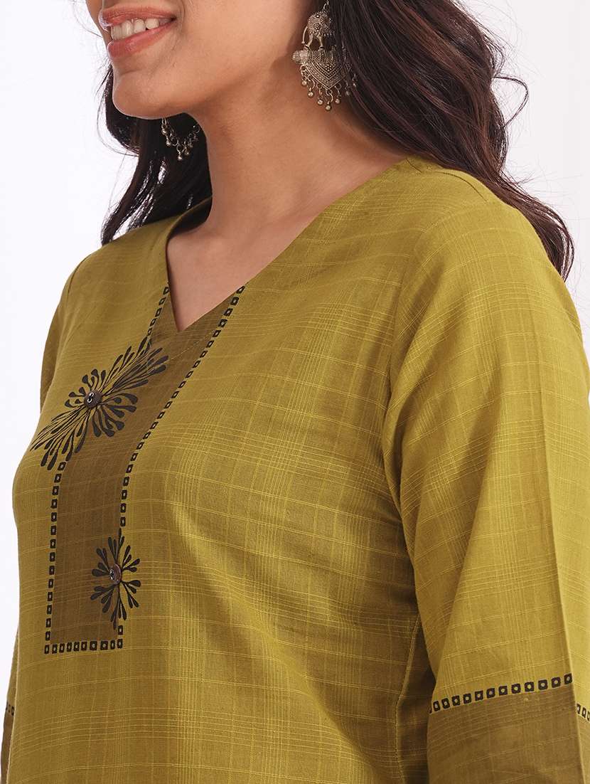 women self design three quarter sleeve straight kurta - 22240422 -  Standard Image - 5