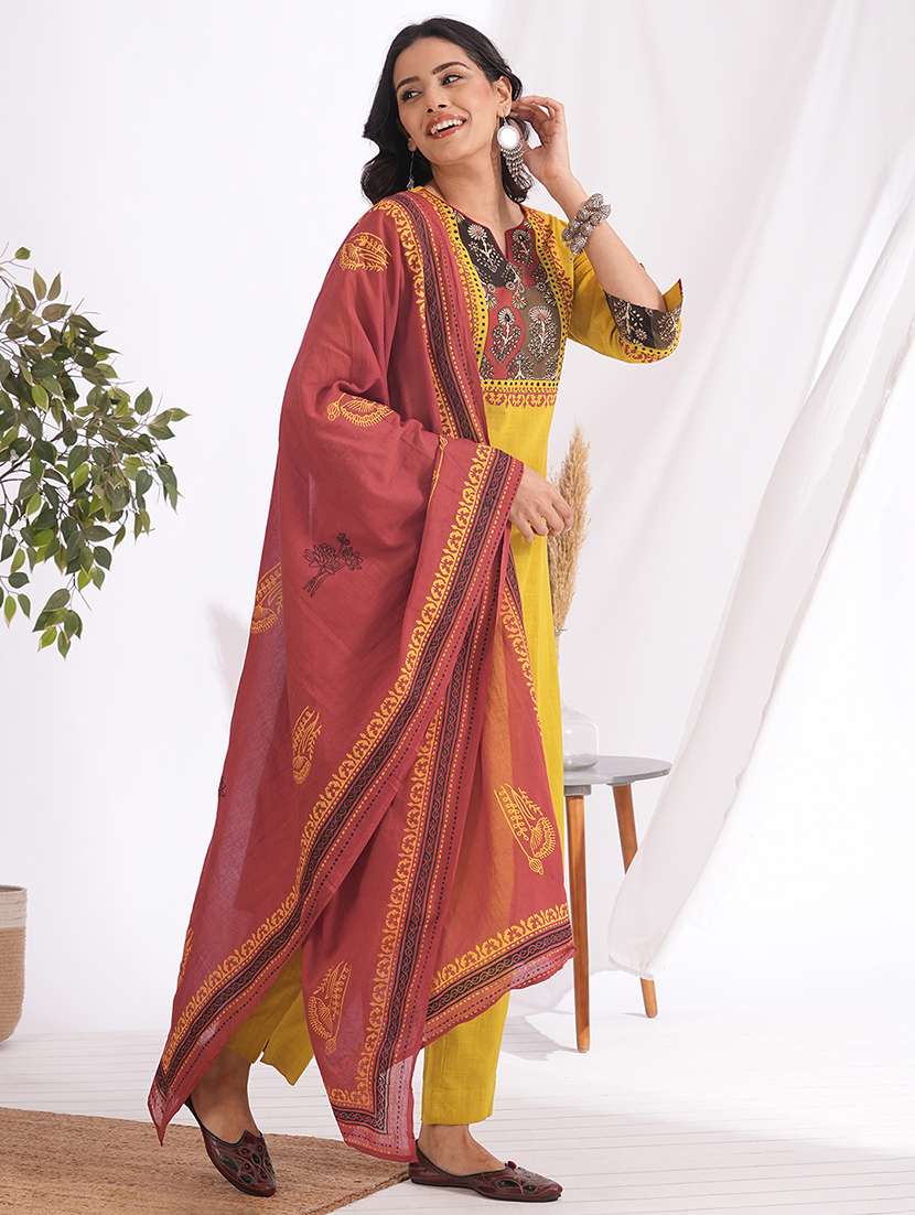 women placement print three quarter sleeve kurta pant with dupatta set - 22240951 -  Standard Image - 3
