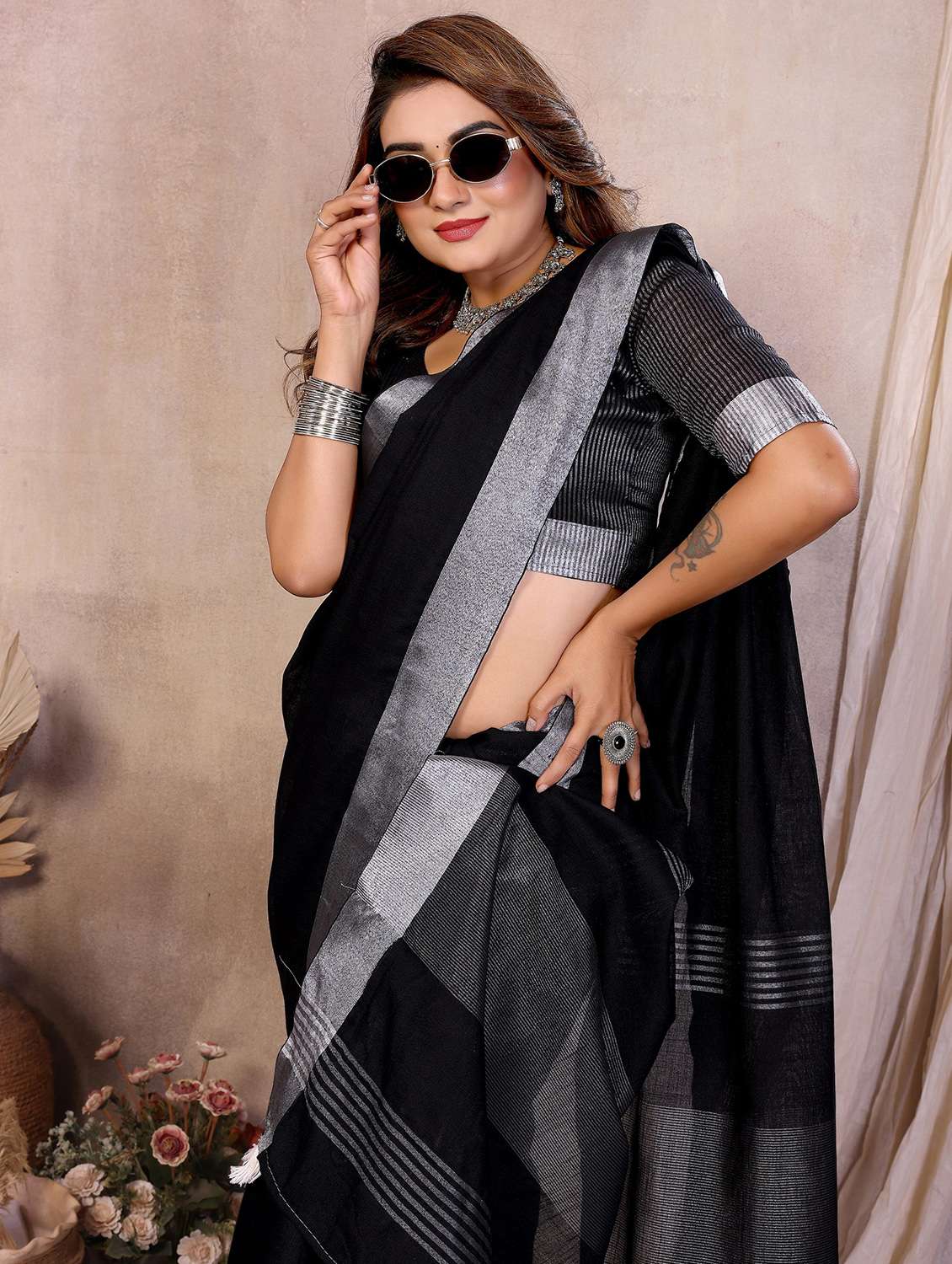 women solid with bordered saree with blouse - 22241799 -  Standard Image - 3
