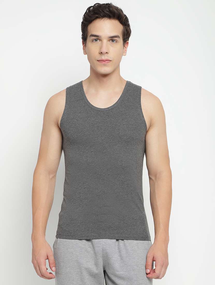 men solid sleeveless vest