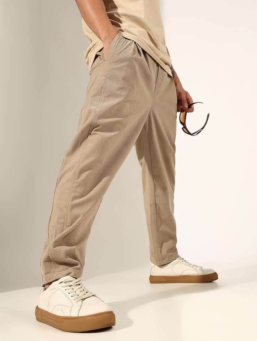 men solid mid rise pleated chinos