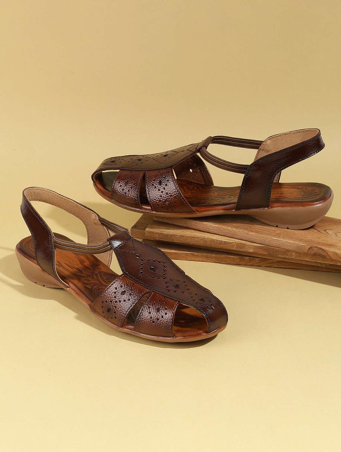 women solid back strap flat sandal