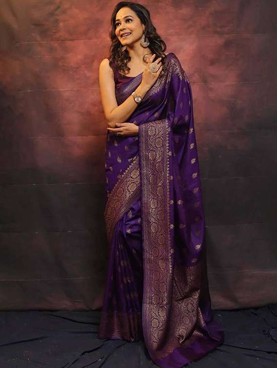 women self design banarasi saree with blouse