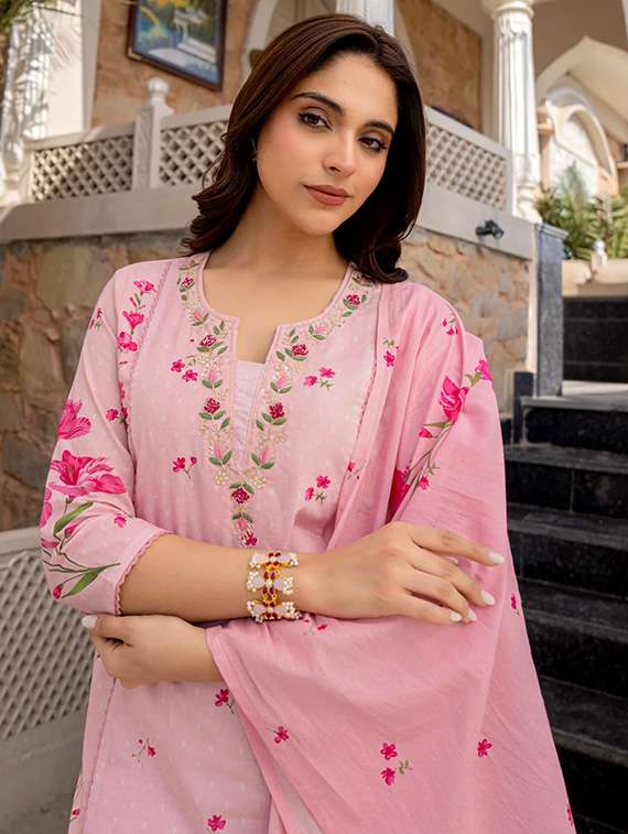 women floral three quarter sleeve kurta pant with dupatta set - 22253573 -  Standard Image - 5