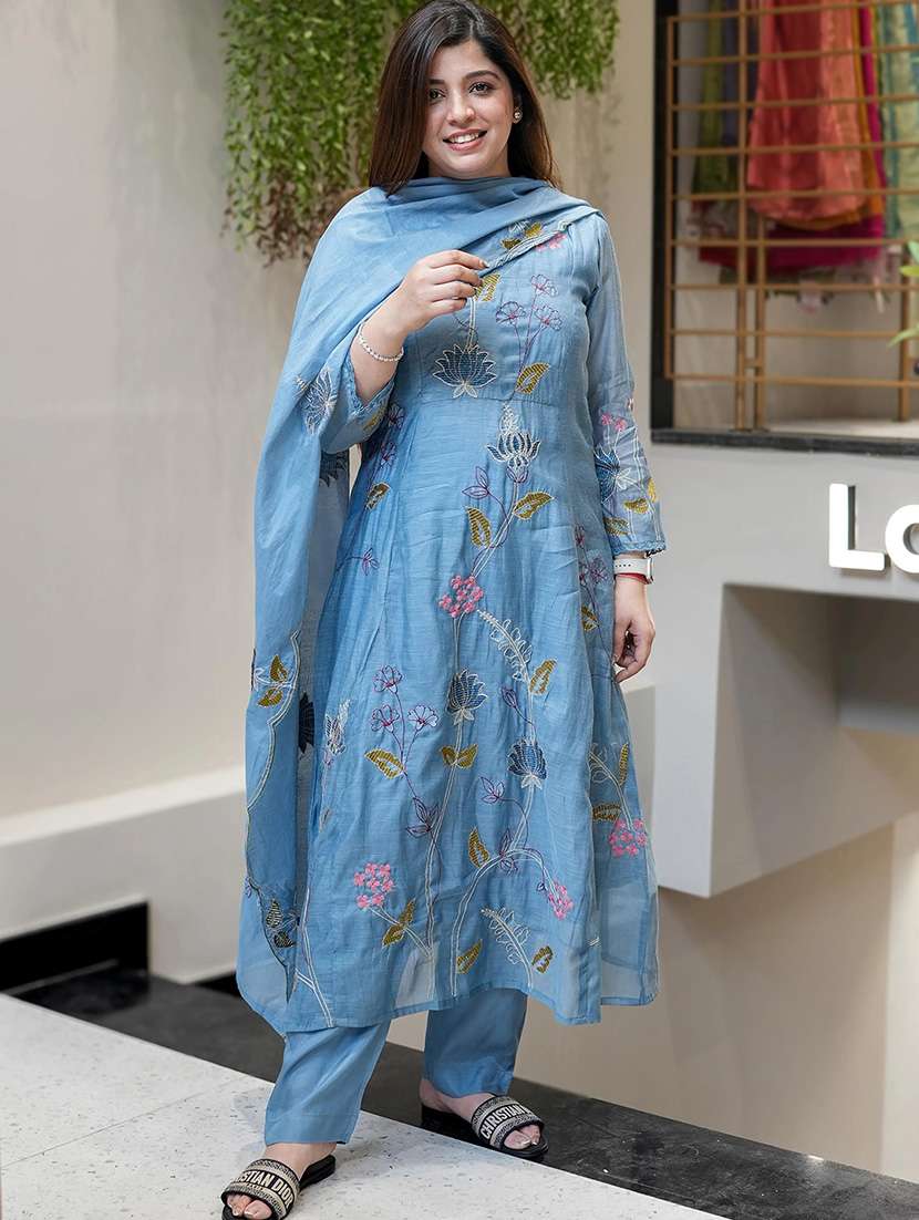 women solid with work long sleeve kurta pant with dupatta set