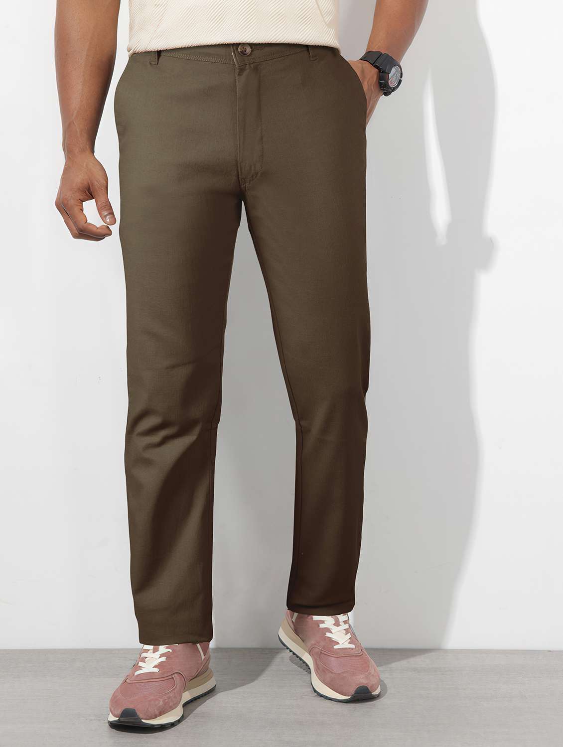 men solid mid rise straight fit chinos 