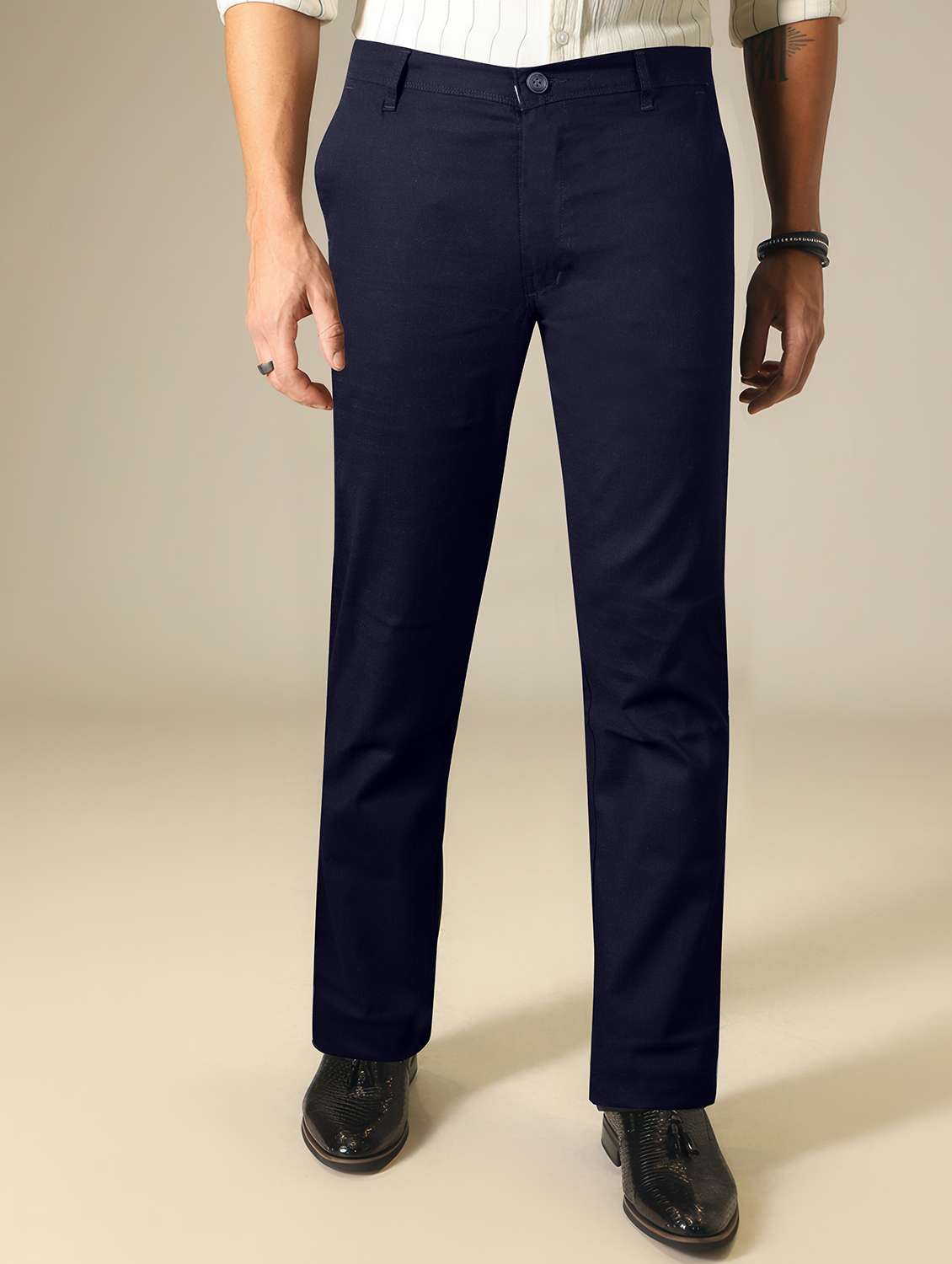 men solid mid rise straight fit chinos 