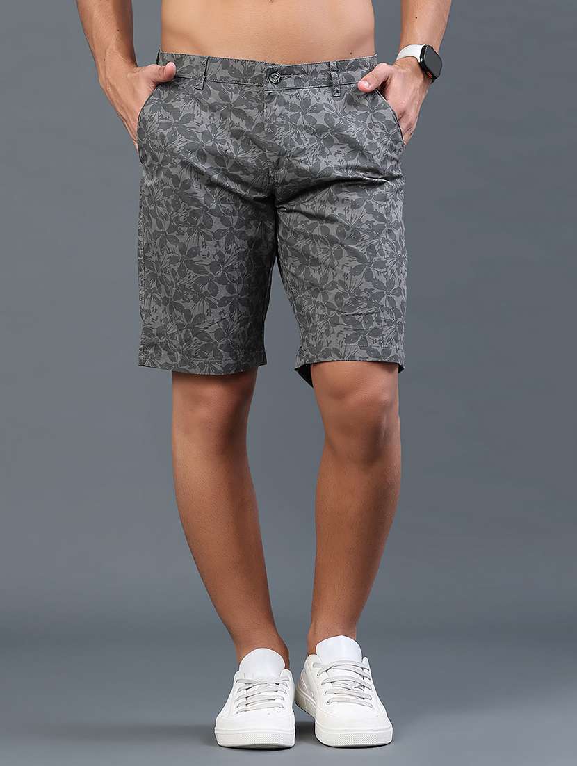 men printed mid rise regular fit shorts