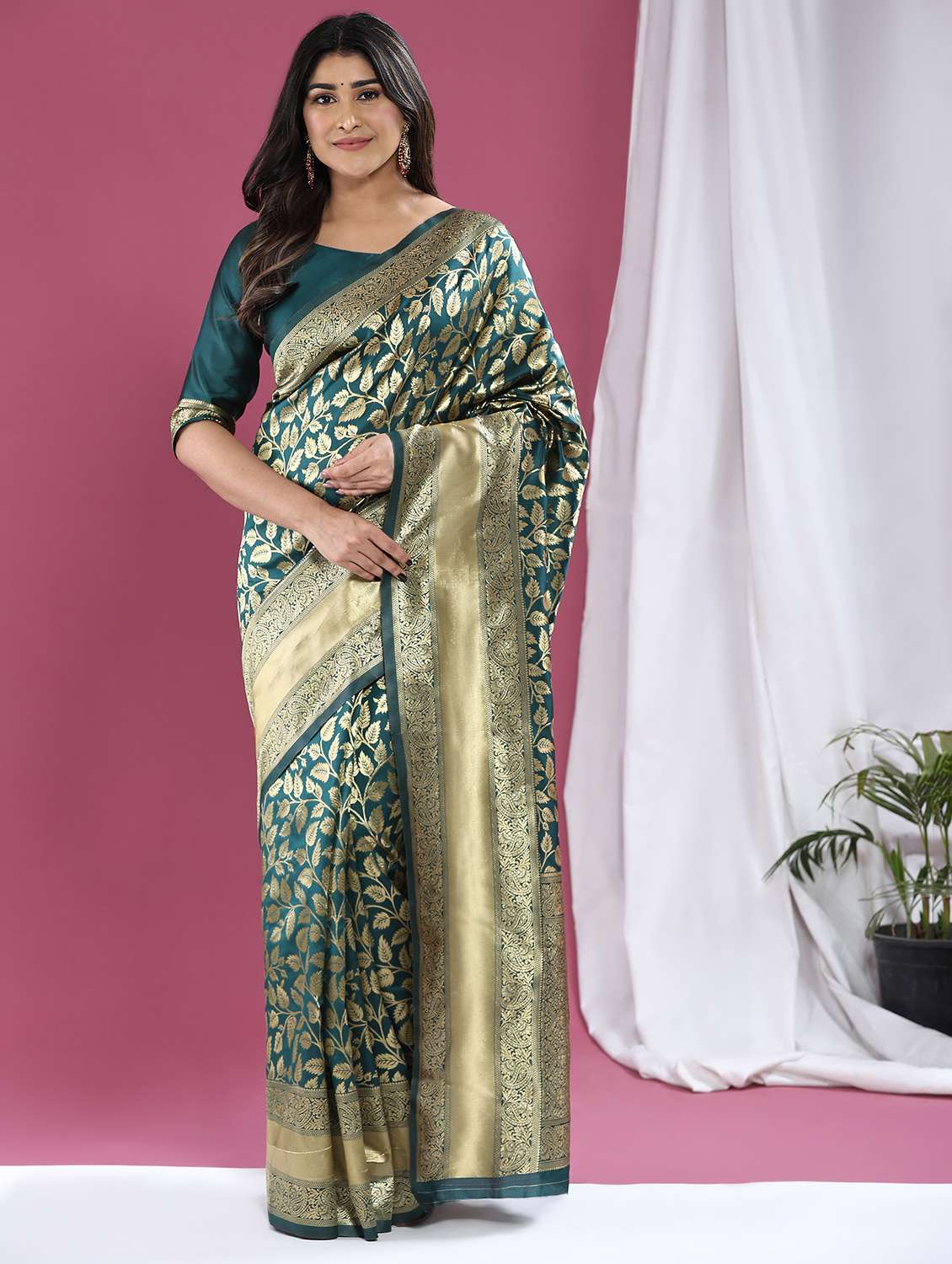 women self design banarasi saree with blouse