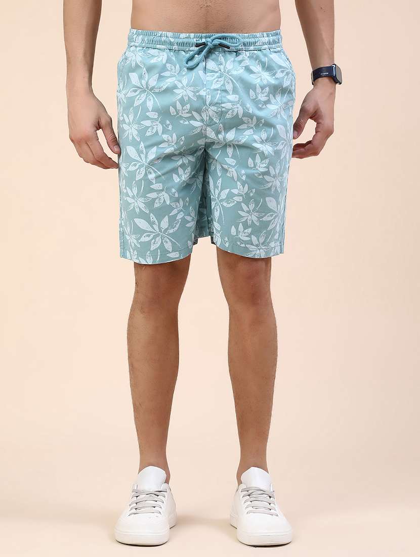 men printed mid rise regular fit shorts