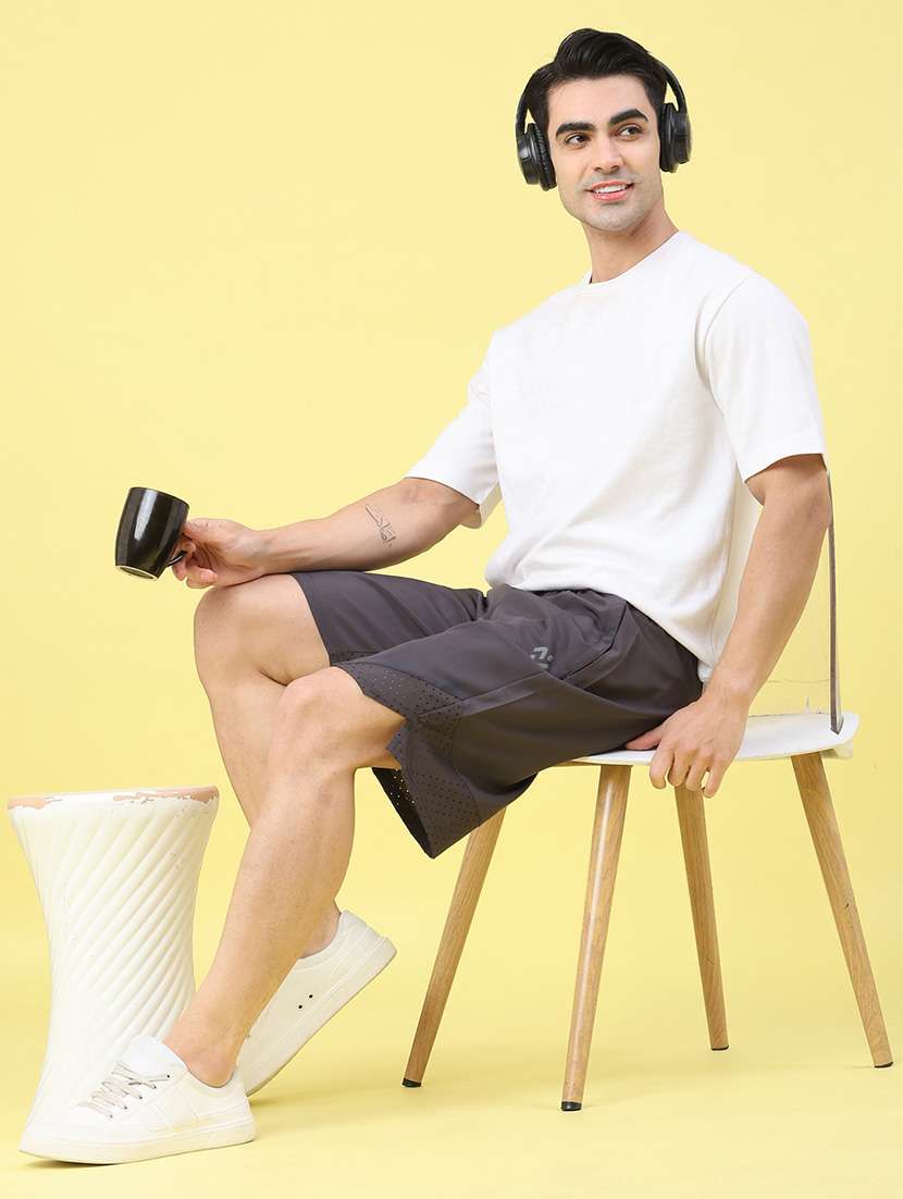 men solid mid rise relaxed fit shorts - 22259195 -  Standard Image - 5