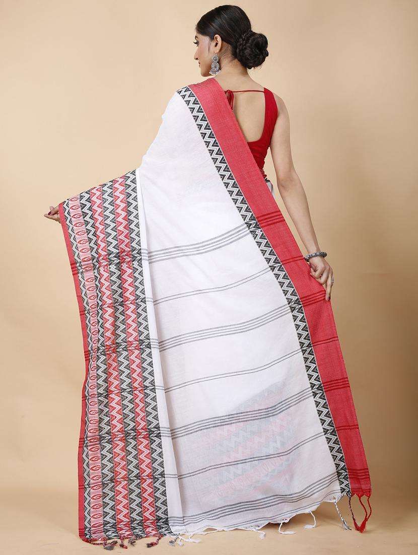 women solid with bordered handloom saree - 22260796 -  Standard Image - 3