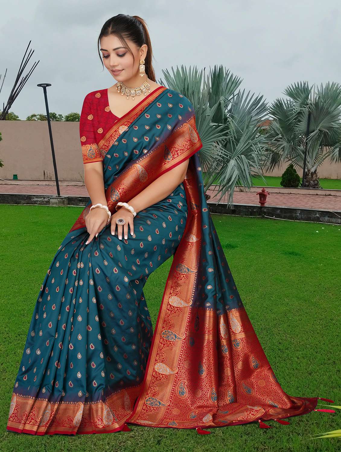 women self design kanjivaram saree with blouse