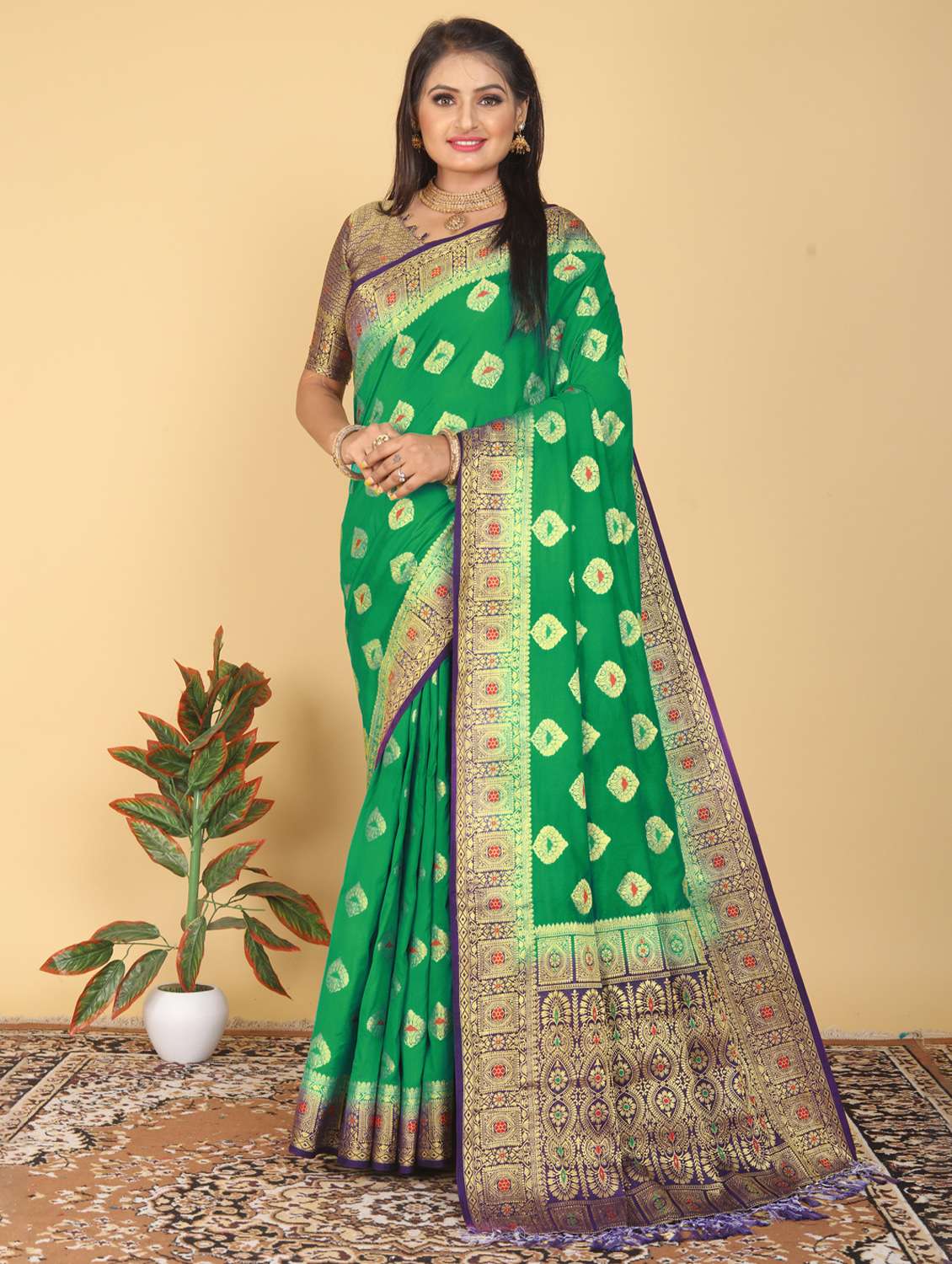 women self design banarasi saree with blouse