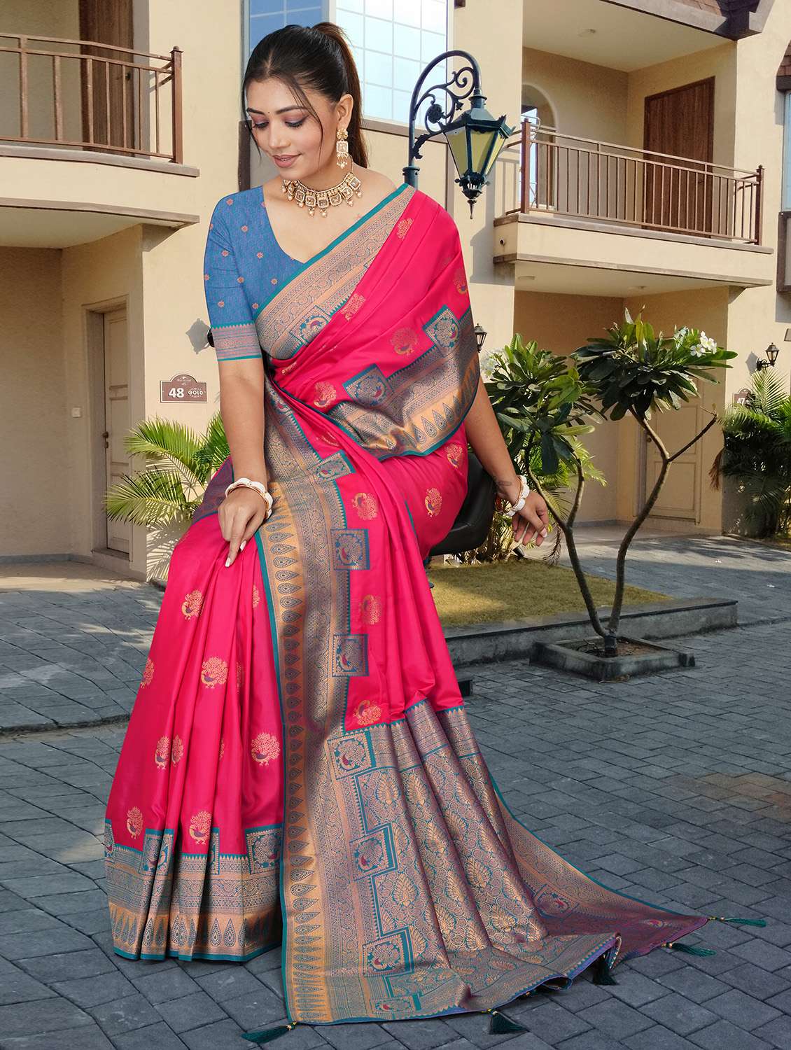 women self design kanjivaram saree with blouse