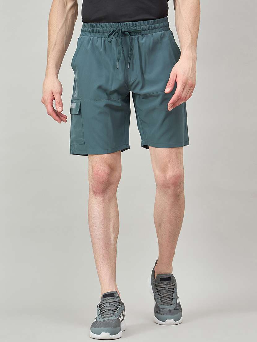 men solid mid rise regular fit cargo shorts