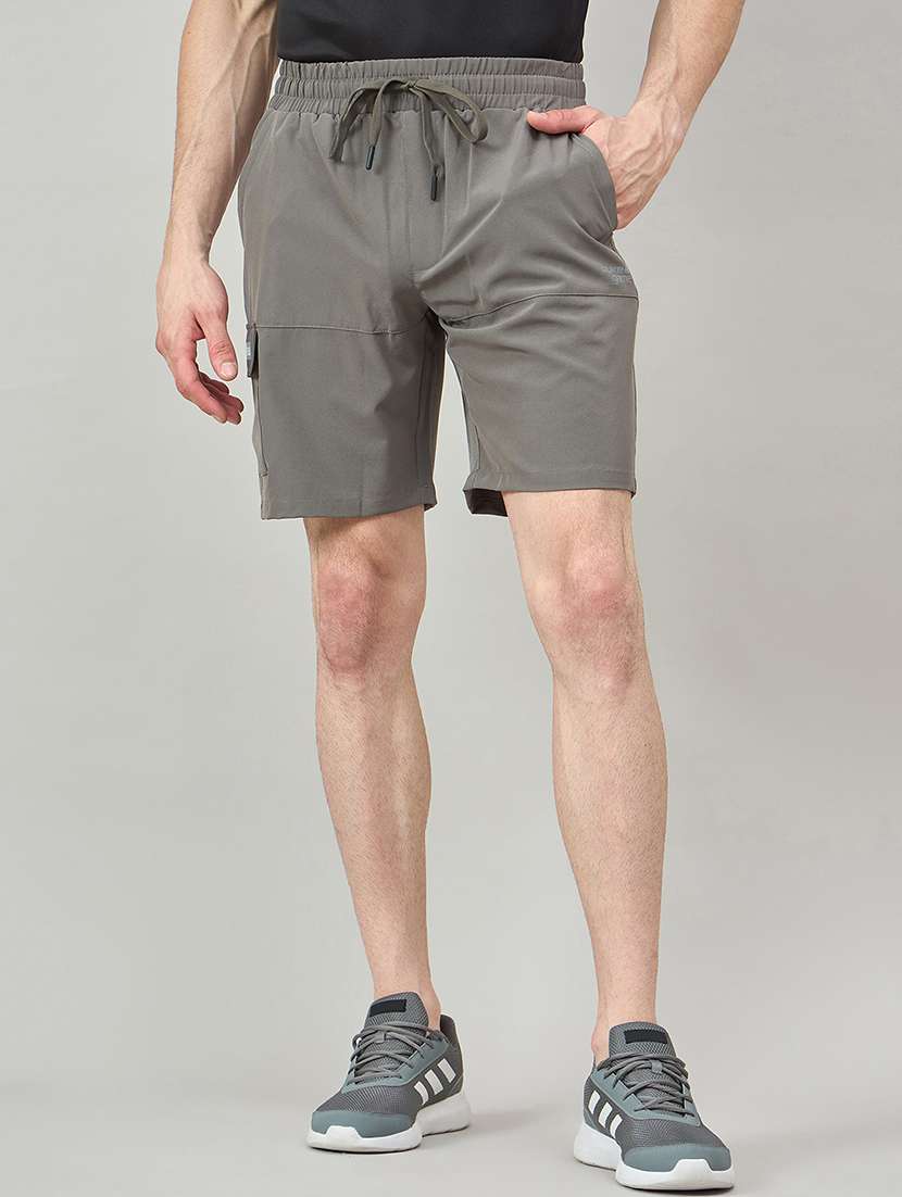men solid mid rise regular fit cargo shorts