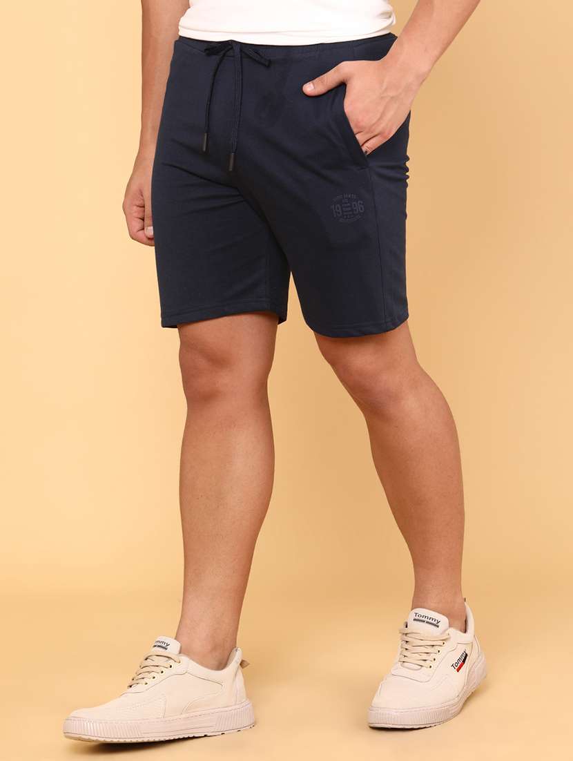 men solid mid rise slim fit short
