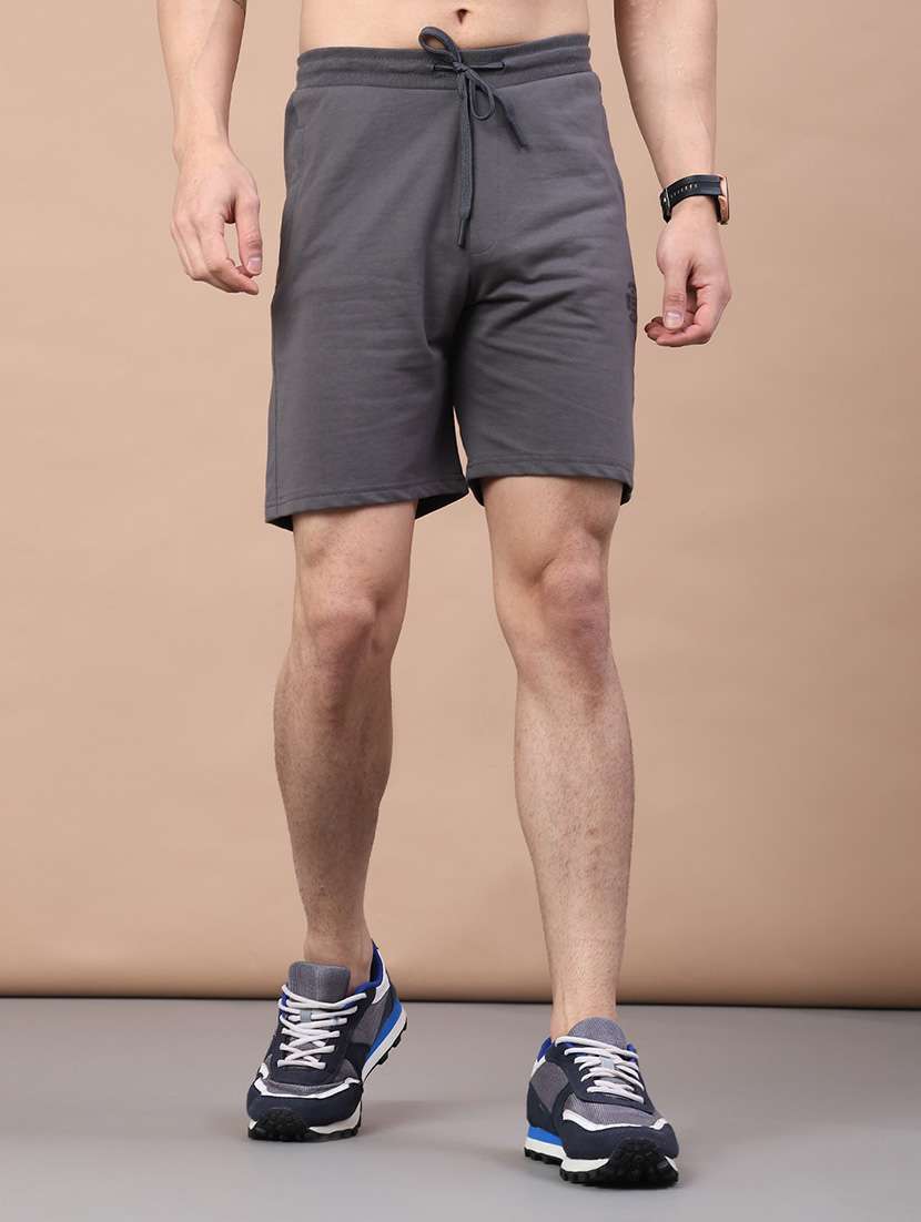 men solid mid rise regular fit shorts