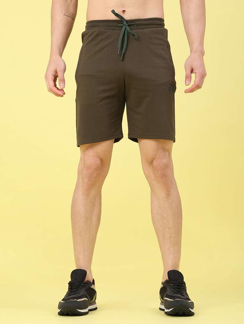 men solid mid rise regular fit shorts